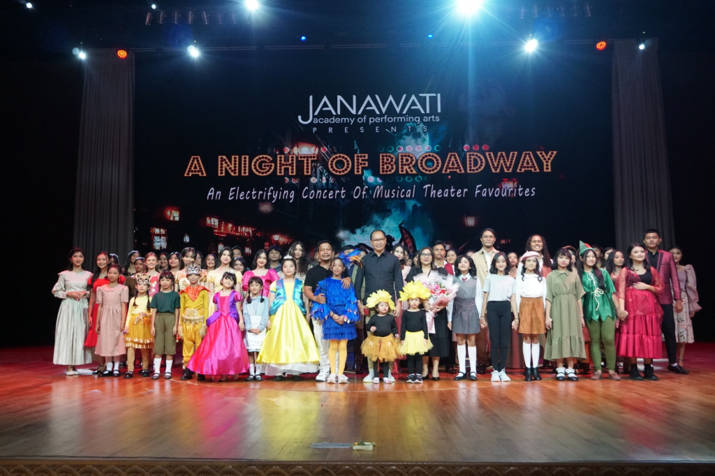 Wabup Suiasa Menyaksikan "A Night Of Broadway"